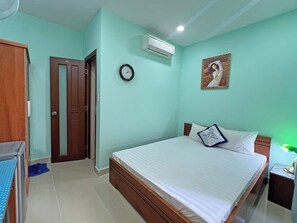 Desk, free WiFi - Thu Thai Hotel (Ho Chi Minh City)