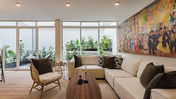 Smart TV, fireplace, stereo