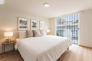 Safe på rommet, skrivebord, strykejern/-brett og reiseseng for barn