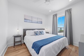 4 bedrooms, iron/ironing board, travel cot, free WiFi - 1 min to beach, sleeps 13, Bikes, Arcade, Pool (Gulf Shores)