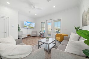 Smart TV, video games, DVD player, books - 1 min to beach, sleeps 13, Bikes, Arcade, Pool (Gulf Shores)