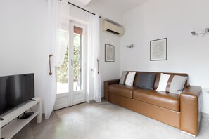 Smart TV - Apartment with exclusive garden near the Colosseum (Roma)