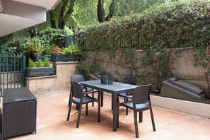Outdoor dining - Apartment with exclusive garden near the Colosseum (Roma)