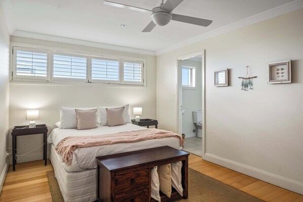 4 habitaciones, tabla de planchar con plancha y ropa de cama 