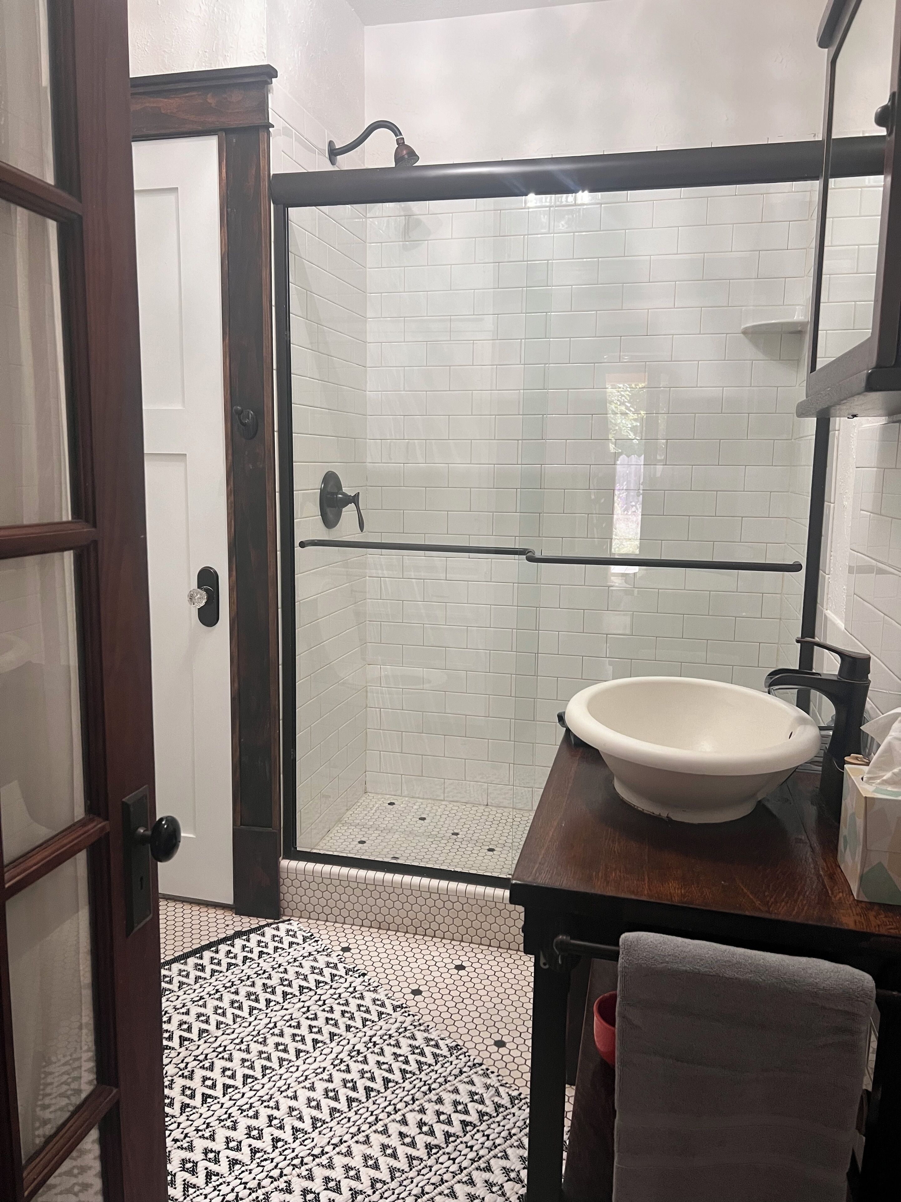 Douche, sèche-cheveux, serviettes fournies, savon
