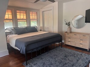 3 makuuhuonetta, työpöytä, silitysrauta/-lauta, Wi-Fi