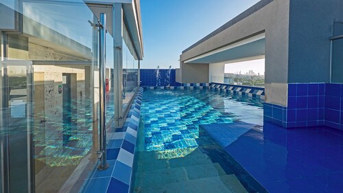 Luxury Airport Penthouse 3 BD 2 BTH + Rooftop Pool