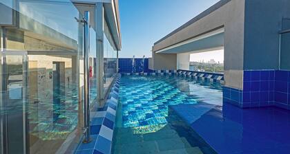 Luxury Airport Penthouse 3 BD 2 BTH + Rooftop Pool