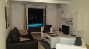 TV - Muo Apartments Comfort One-Bedroom Apartment with Sea View (Kotor)