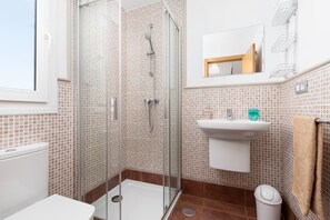 Een douche, handdoeken
