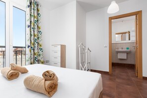 2 slaapkamers, een strijkplank/strijkijzer, gratis wifi, beddengoed