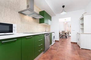Een koelkast, een microgolfoven, een oven, een vaatwasser