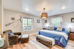 4 bedrooms, desk, iron/ironing board, WiFi - Hiawassee Hideaway: Hot Tub, Lake & Mountain Views (Hiawassee)