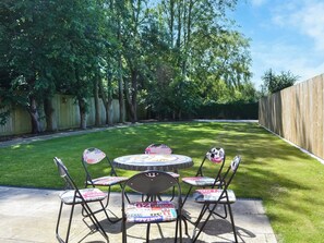 Outdoor dining - 4 bedroom accommodation in Camerton, near Hull (Camerton, near Hull)