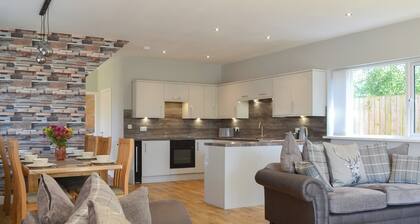 4 bedroom accommodation in Camerton, near Hull