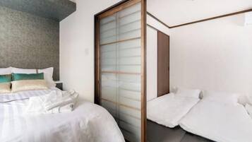 Työpöytä, silitysrauta/-lauta