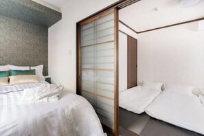 Iron/ironing board - Hotel Kiki (Osaka)