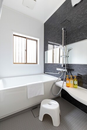 Free toiletries, hair dryer, bathrobes, slippers - Hotel Kiki (Osaka)