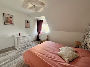 3 chambres, lit parapluie, draps fournis