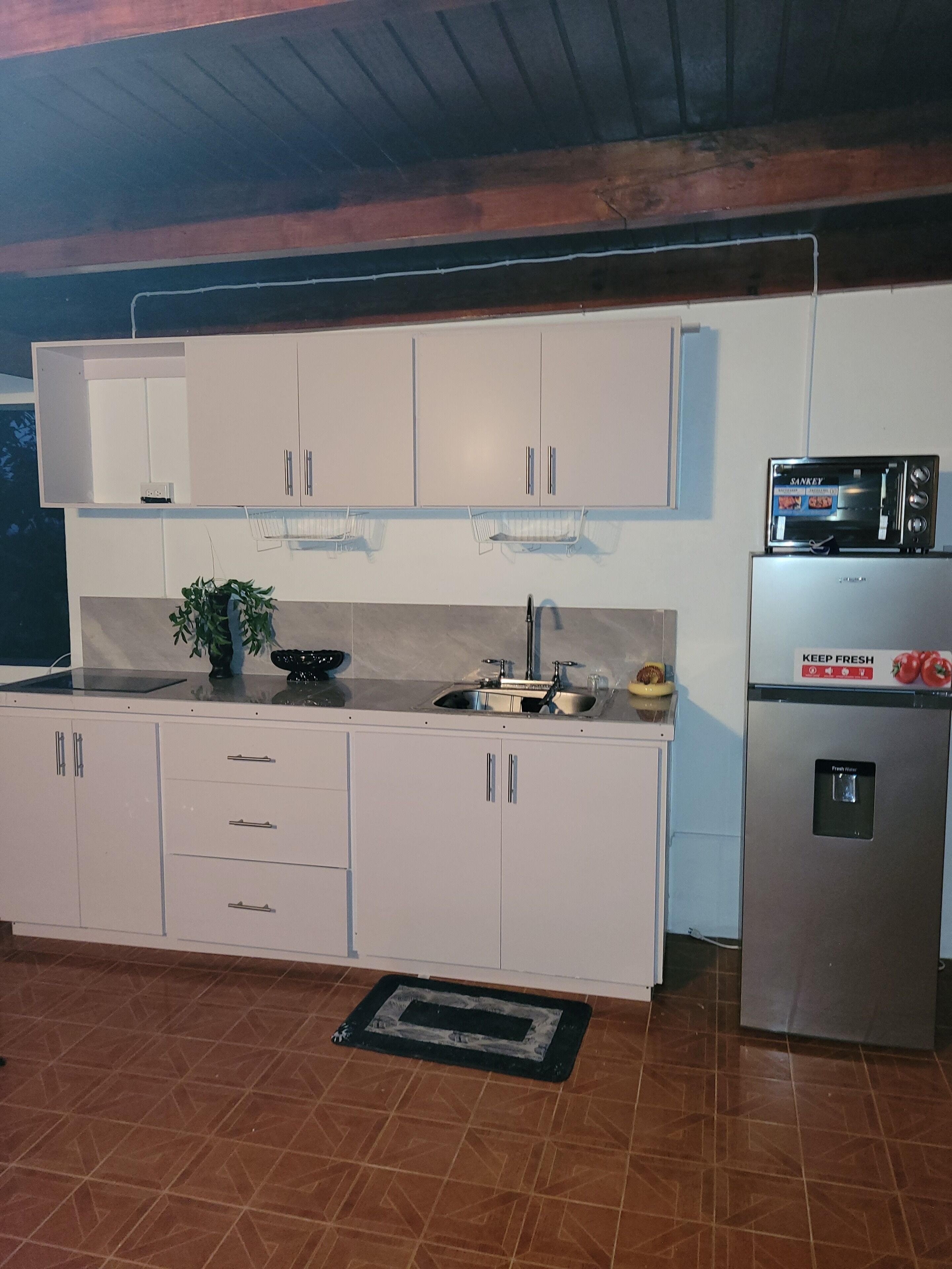 Kühlschrank, Mikrowelle, Herdplatte, Wasserkocher mit Kaffee-/Teezubehör