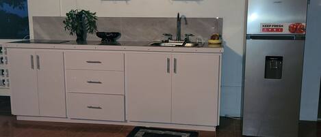 Réfrigérateur, micro-ondes, plaque de cuisson, cafetière/bouilloire