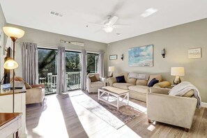 TV - Pet Friendly Beach Villa -3 bed 3 bath - walk to the Beach -88OB (Hilton Head Island)