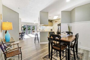 Dining - Pet Friendly Beach Villa -3 bed 3 bath - walk to the Beach -88OB (Hilton Head Island)