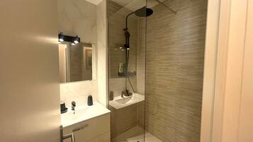 Douche, sèche-cheveux, serviettes fournies