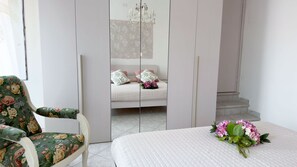 A bedroom with a bed, a chair, a wardrobe, and a staircase. - Casa Delabre - MS 3 NT by Ca-sa Check (Chioggia)