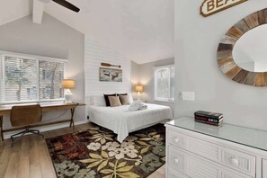 3 bedrooms, iron/ironing board, WiFi, bed sheets - Coligny area Home - Walk to Beach-3 bed 2 ba-17NFB (Hilton Head Island)