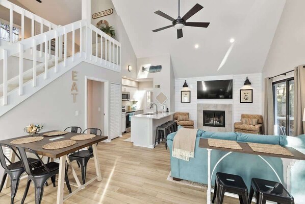 Dining - Coligny area Home - Walk to Beach-3 bed 2 ba-17NFB (Hilton Head Island)