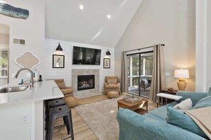 TV - Coligny area Home - Walk to Beach-3 bed 2 ba-17NFB (Hilton Head Island)