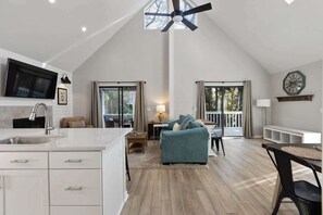 TV - Coligny area Home - Walk to Beach-3 bed 2 ba-17NFB (Hilton Head Island)