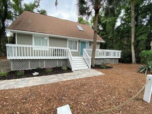 Exterior - Coligny area Home - Walk to Beach-3 bed 2 ba-17NFB (Hilton Head Island)
