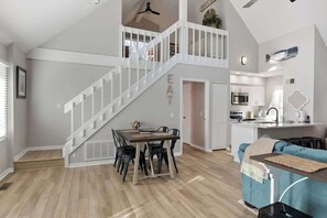 Dining - Coligny area Home - Walk to Beach-3 bed 2 ba-17NFB (Hilton Head Island)