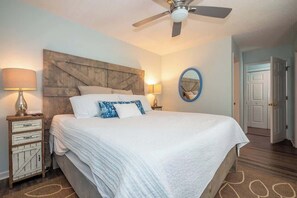 5 dormitorios, escritorio, tabla de planchar con plancha y cuna de viaje