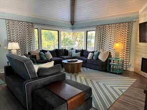 TV - 2nd Row 5 Bed 3 and one half Bath Pet Friendly Ocean View Beach House (Hilton Head Island)