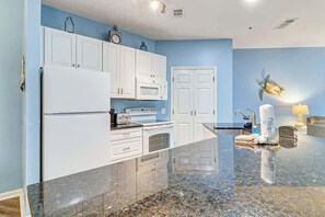 Een koelkast, een microgolfoven, een oven, een kookplaat