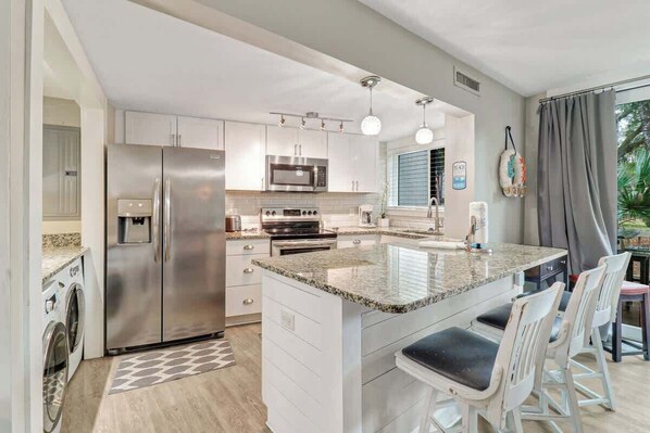 Réfrigérateur, micro-ondes, four, plaque de cuisson