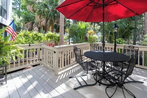 Outdoor dining - Beach Living - 3 Bed 2 Bath Seascape Villa - Just steps to the beach (Hilton Head Island)