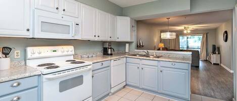 Kylskåp, mikrovågsugn, ugn och spishäll