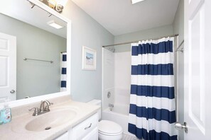 Regadera, secadora de cabello, toallas 