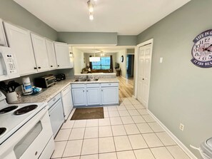 Kjøleskap, mikrobølgeovn, ovn og kokeplater