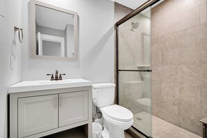 Dusche, Haartrockner, Handtücher