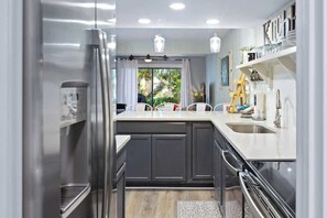 Refrigerador, microondas, horno y parrilla de estufa 