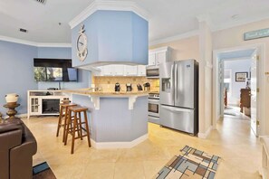 Køleskab, mikrobølgeovn, ovn, kogeplade