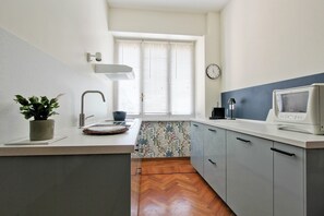 Kühlschrank, Mikrowelle, Ofen, Herdplatte