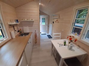 Fridge, stovetop, coffee/tea maker, electric kettle - Kuscheliges Schwedenrotes Tinyhaus zur Idealen Auszeit in der Natur (Nutteln)