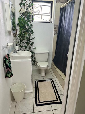 Dusj, håndklær, såpe og toalettpapir