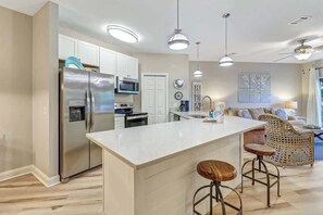 Fridge, microwave, oven, stovetop - Pet Friendly 3 Bed 3 Bath #3 Ocean Breeze Villa (Hilton Head Island)